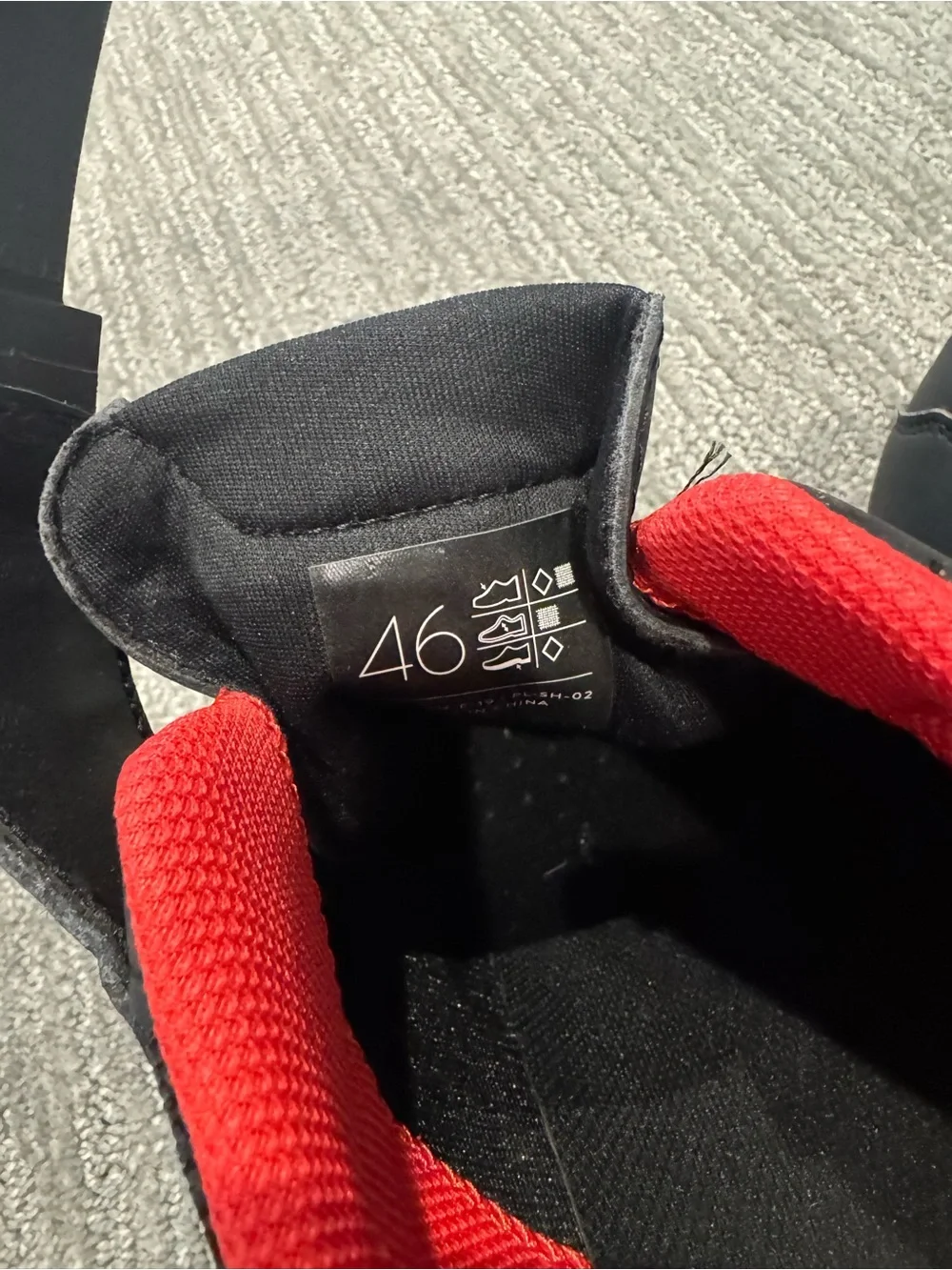 Men's Size 46 Peloton Cycling Shoes in Black with Red Lining - Picture 3 of 5